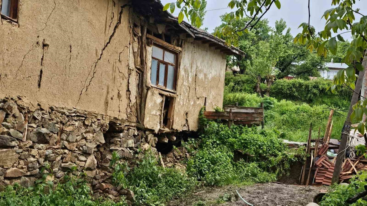 TOKAT MERKEZE BAĞLI NEBİ KÖYÜNDE SAĞANAK YAĞIŞ NEDENİYLE HEYELAN MEYDANA GELDİ. HEYELANDA HASAR...