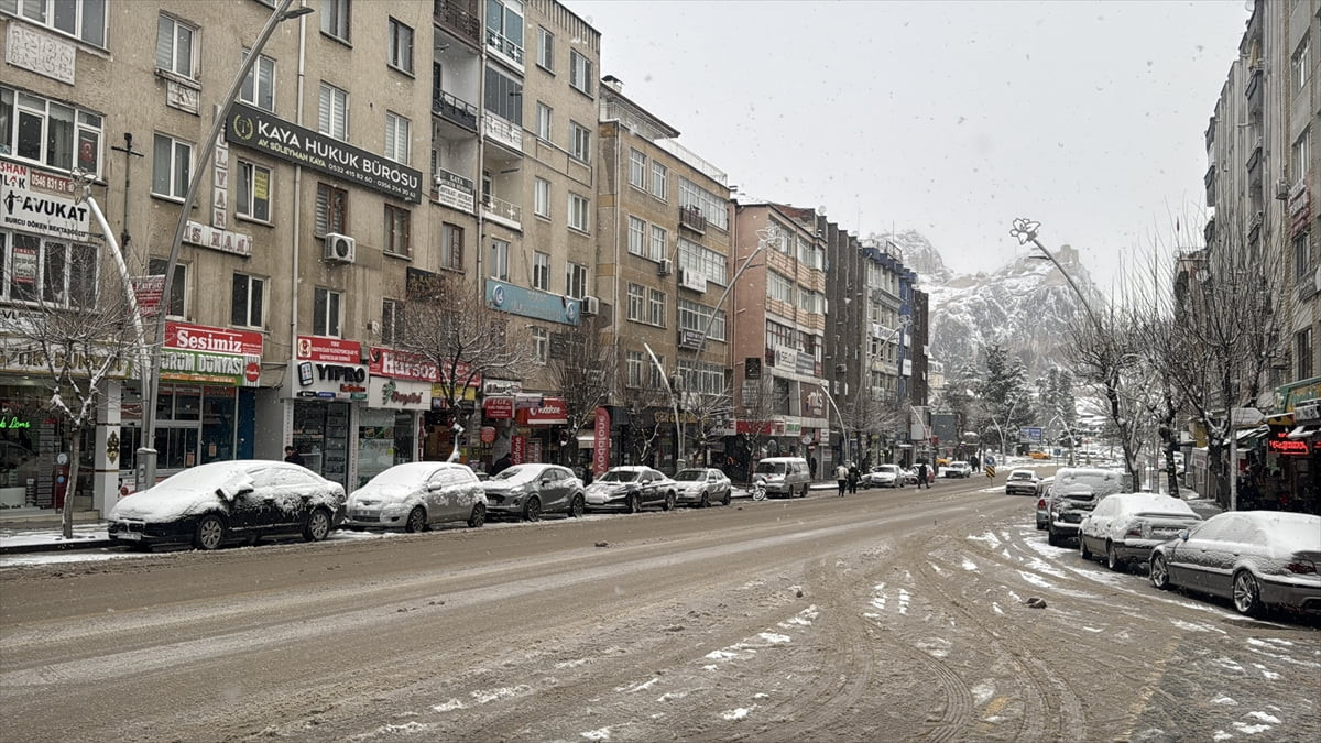 Tokat-Sivas kara yolunda kar etkisini sürdürdü. Kent merkezinde ise kar yağışı aralıklarla devam...