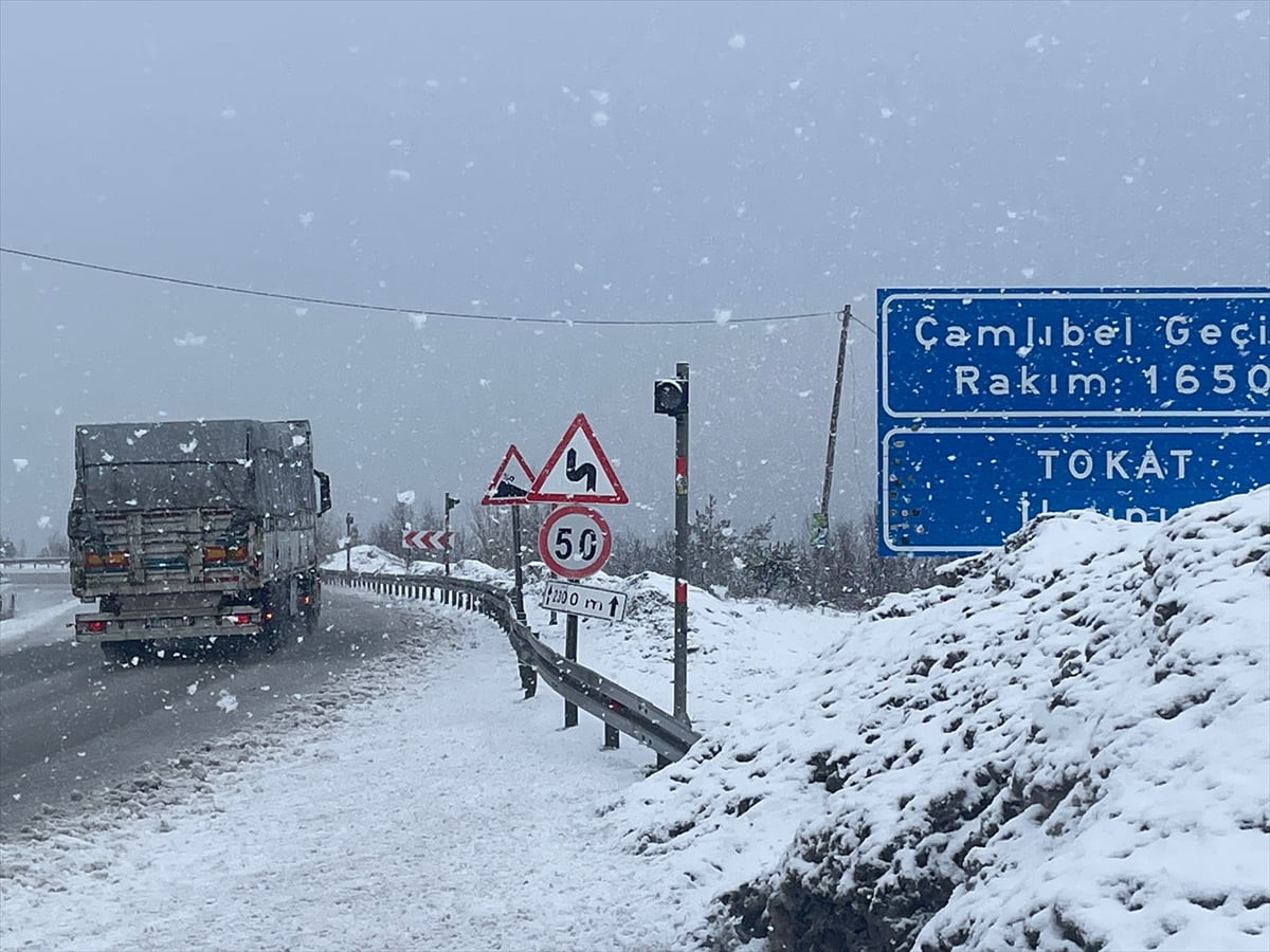 Tokat-Sivas kara yolunda kar etkisini sürdürüyor.
