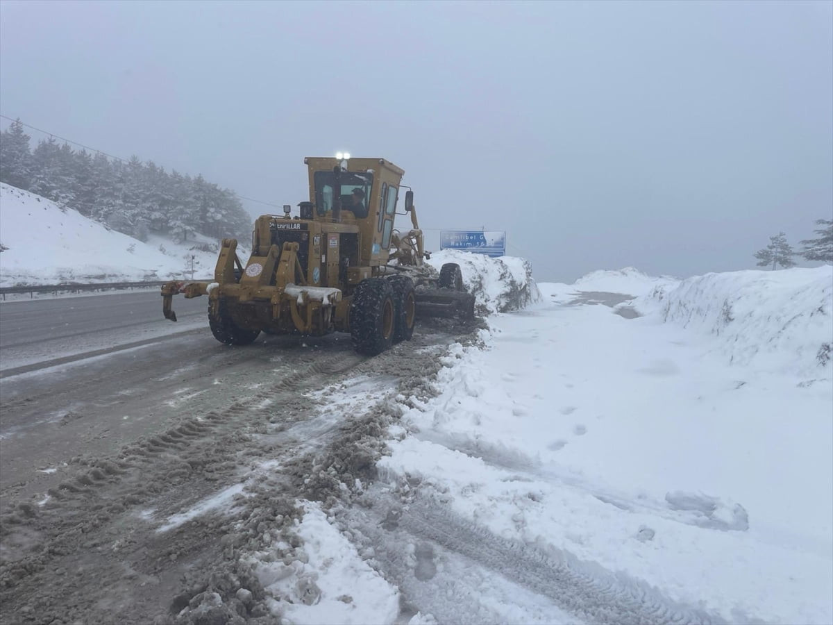 Tokat-Sivas kara yolunda kar yağışı etkili olmaya devam ediyor. Karayolları ekipleri, kar küreme...
