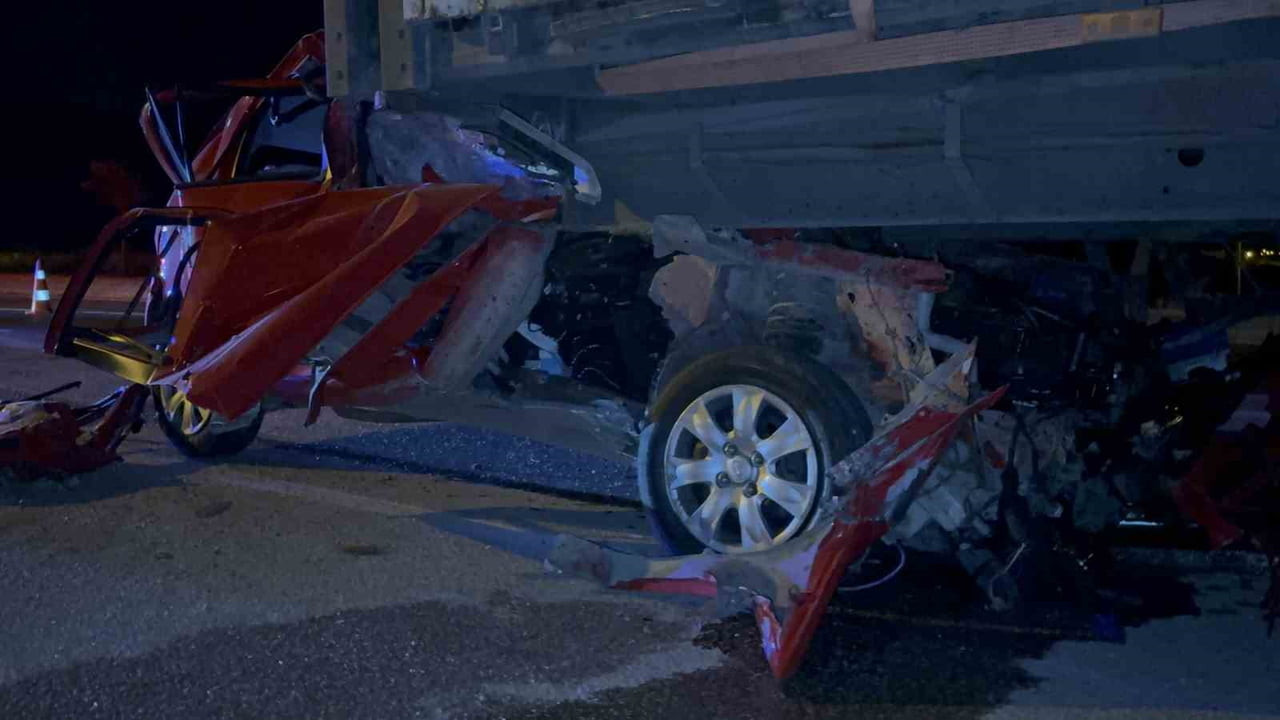 TOKAT-TURHAL KARAYOLUNDA TIRIN DORSESİNE ARKADAN ÇARPAN OTOMOBİL HURDAYA DÖNERKEN, AĞIR YARALANAN...