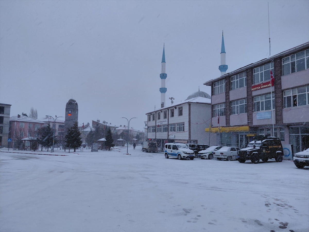 Tokat'ın 1450 metre rakımlı ilçesi Başçiftlik'te kar yağışı etkili oluyor.