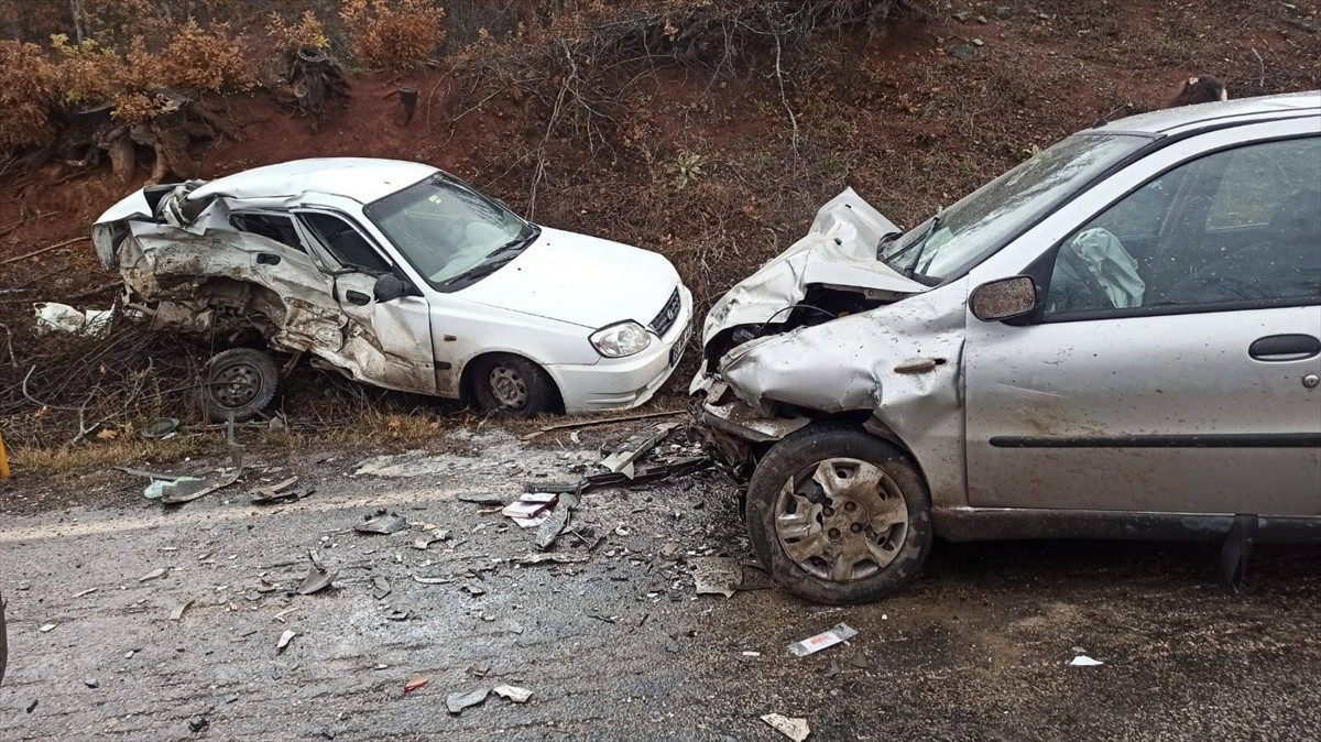 Tokat'ın Almus ilçesinde iki otomobilin çarpışması sonucu 1 kişi öldü, 2 kişi yaralandı.