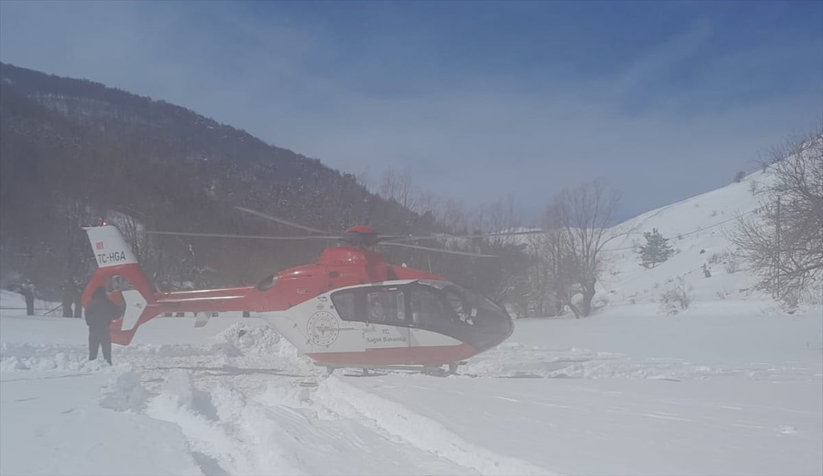 Tokat'ın Almus ilçesinde kar nedeniyle yolu kapanan köyde nefes darlığı çeken kadın hasta...