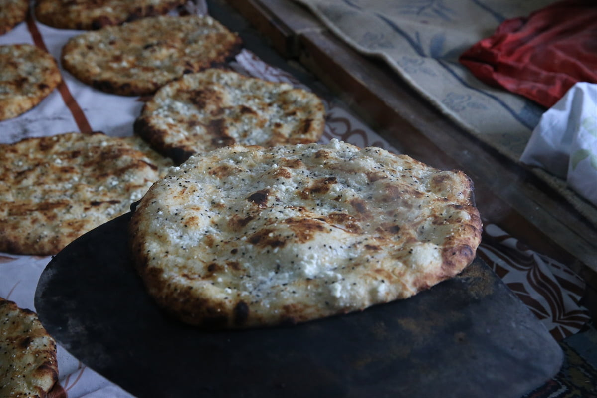  Tokat'ın Artova ilçesinde bayramlar için çörek yapma geleneği sürdürülüyor. Artova'da bayramlara...