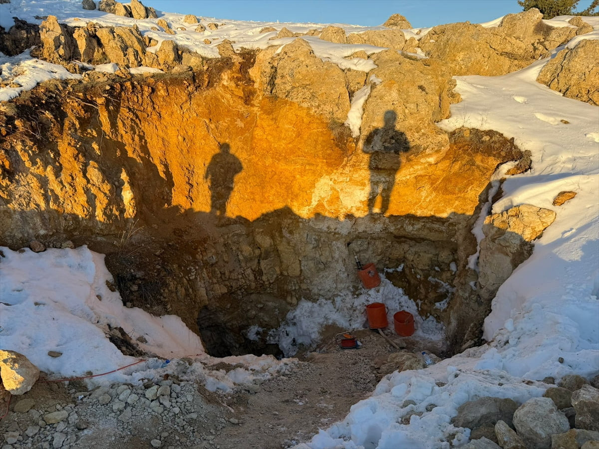 Tokat'ın Artova ilçesinde kaçak kazı yapan 6 zanlı gözaltına alındı.