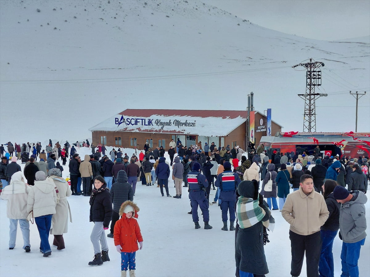 Tokat'ın Başçiftlik ilçesi Karacaören Yaylası'nda "10. Kar Şenliği" düzenlendi. Başçiftlik...