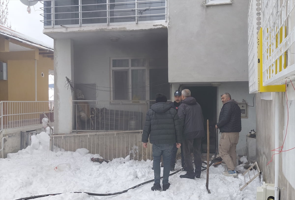 Tokat'ın Başçiftlik ilçesinde bir evde çıkan yangında yaşlı kadın dumandan etkilendi.