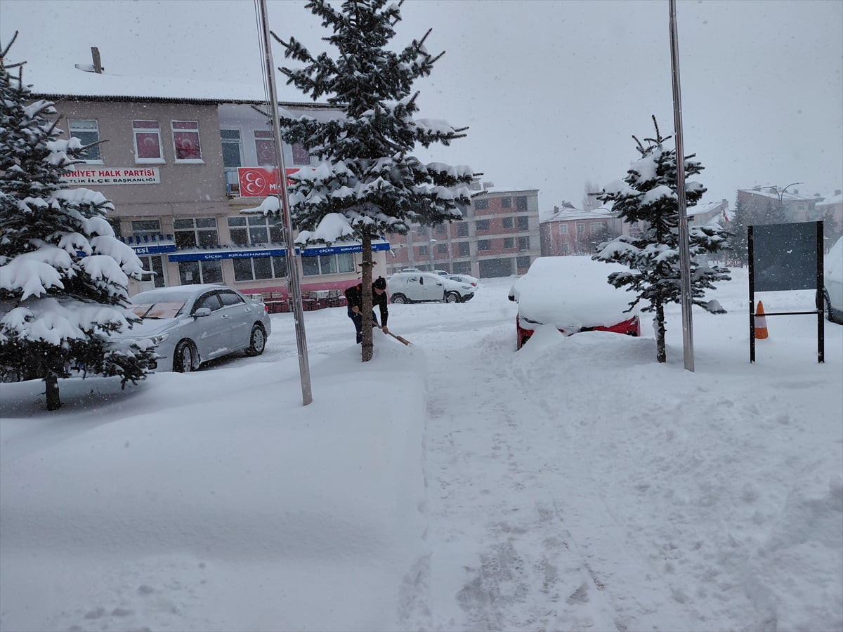 Tokat'ın Başçiftlik ilçesinde kar yağışı etkili oldu.