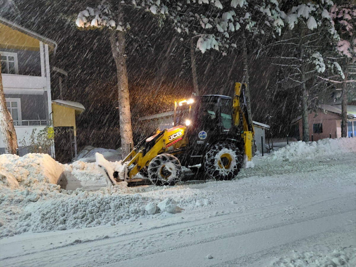 Tokat'ın Başçiftlik ilçesinde kar yağışı etkisini sürdürdü. Belediye ekiplerinin çalışması devam...