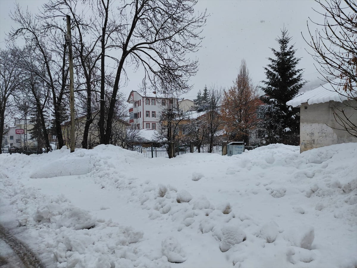 Tokat'ın Başçiftlik ilçesinde kar yağışı etkisini sürdürüyor. İlçede kar kalınlığı 40 santimetreye...