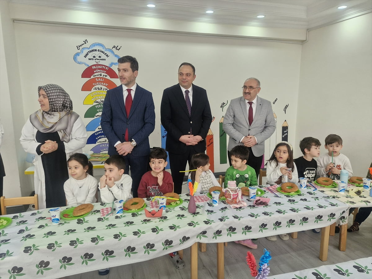 Tokat'ın Erbaa ilçesinde 200 çocuk "tekne orucu" etkinliğine katıldı. Belediye ve Kaymakamlık...