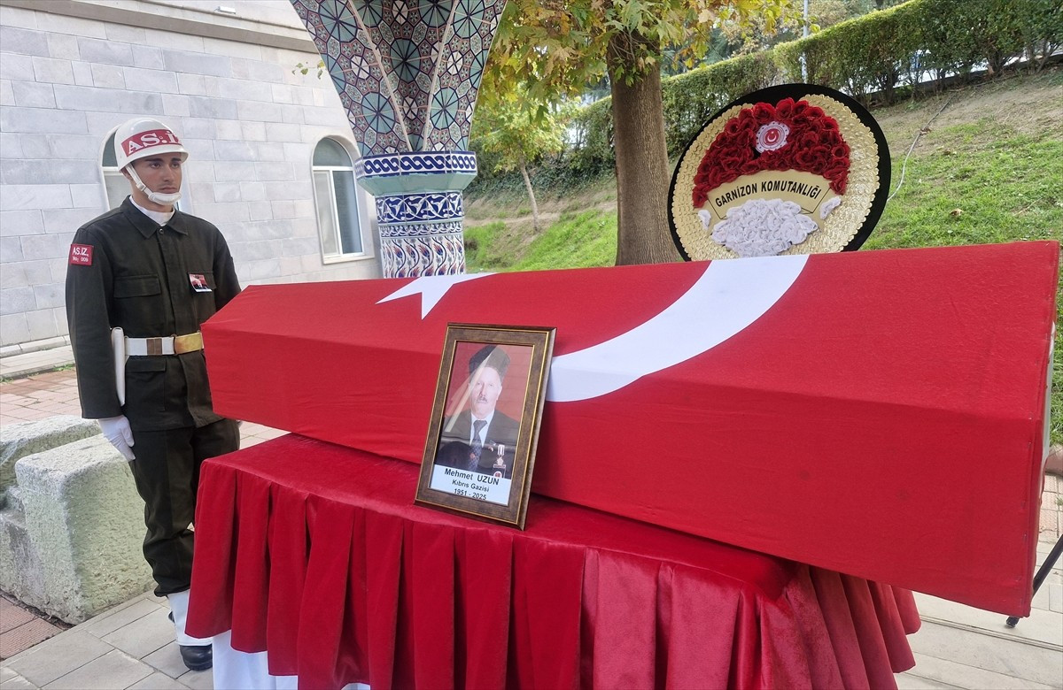 Tokat'ın Erbaa ilçesinde 74 yaşında vefat eden Kıbrıs gazisi Mehmet Uzun'un cenazesi toprağa...