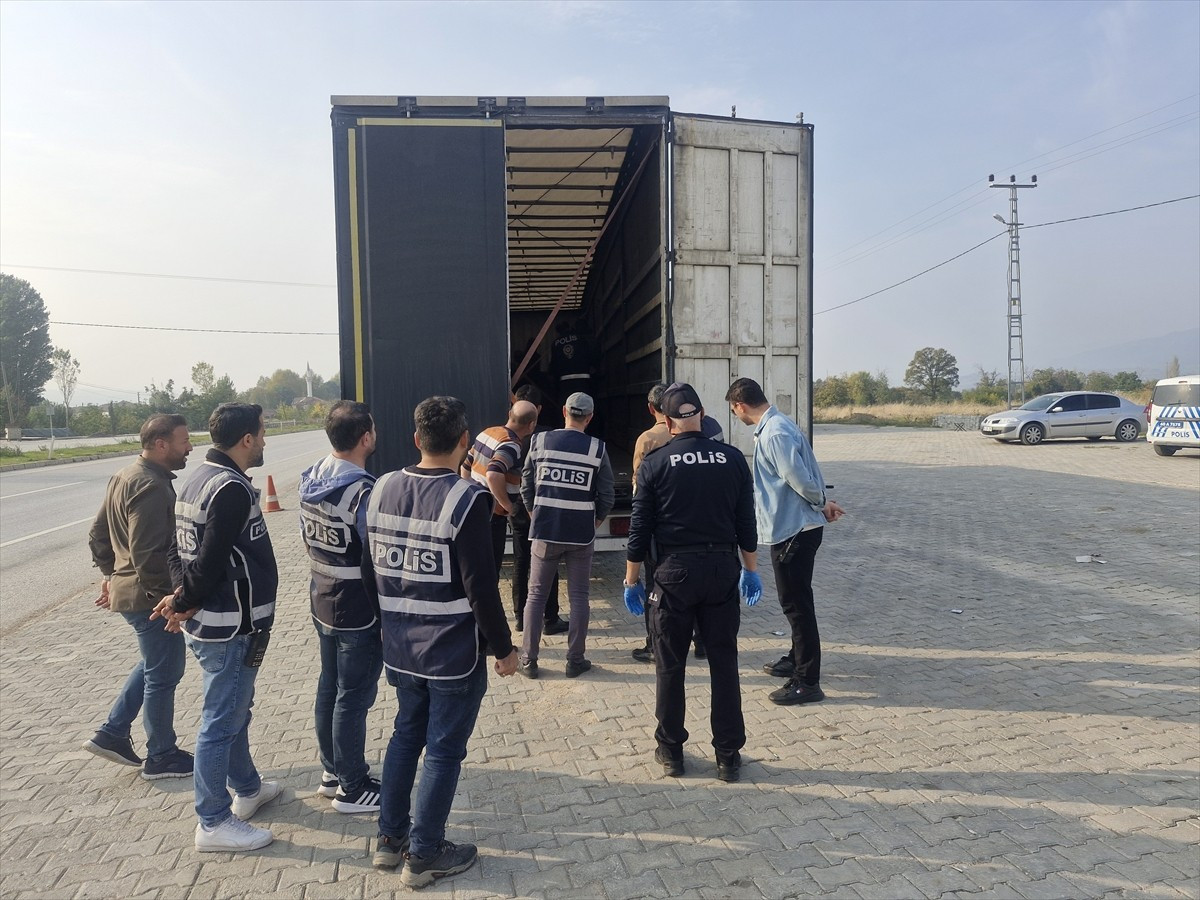 Tokat'ın Erbaa ilçesinde bir tırda yapılan aramada 11 düzensiz göçmen yakalandı.