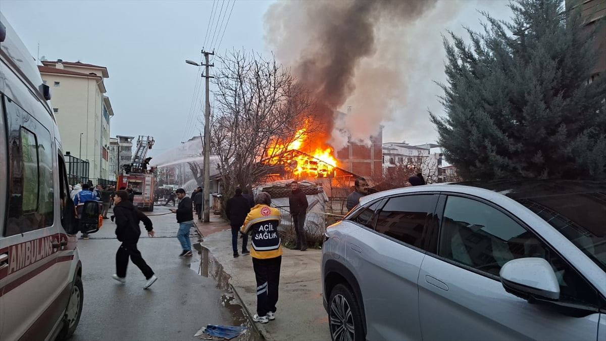 Tokat'ın Erbaa ilçesinde çıkan yangında 2 ev kullanılamaz hale geldi.