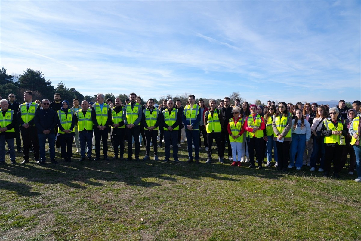 Tokat'ın Erbaa ilçesinde düzenlenen çevre etkinliğinde 1 saatte 1,4 ton atık toplandı. Erbaa...