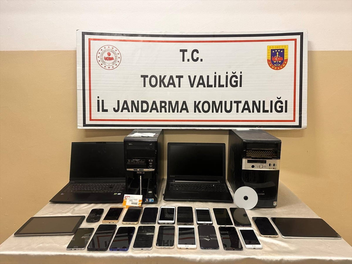 Tokat'ın Erbaa ilçesinde düzenlenen yasa dışı bahis ve dolandırıcılık operasyonunda 16 şüpheliden...