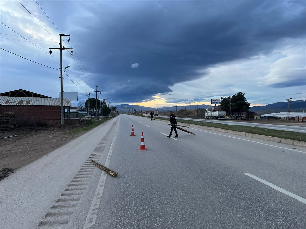 Tokat'ın Erbaa ilçesinde etkili olan rüzgar nedeniyle bir fabrikanın çatısı D-100 kara yoluna...