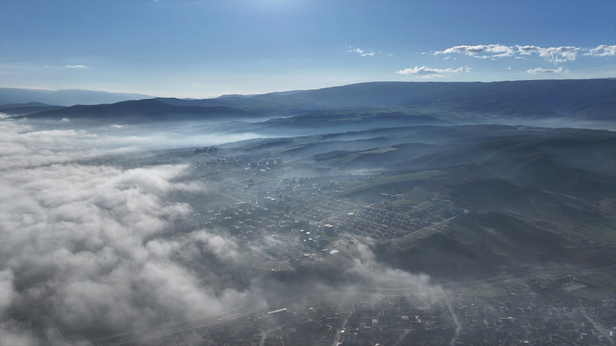  Tokat'ın Erbaa ilçesinde etkili olan yoğun sis havadan görüntülendi.