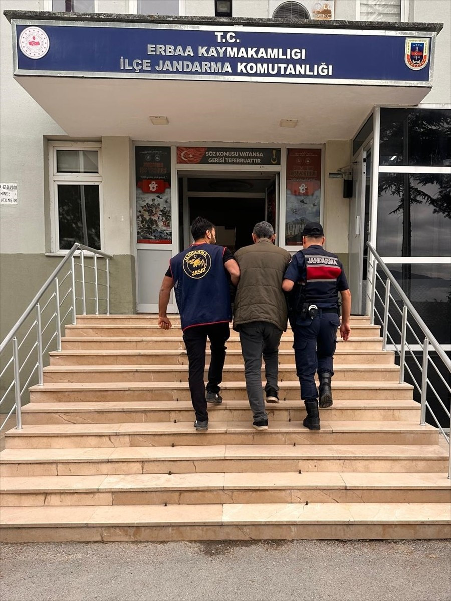 Tokat'ın Erbaa ilçesinde hakkında 17 yıl kesinleşmiş hapis cezası bulunan firari hükümlü...