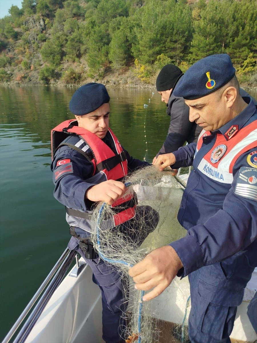 Tokat'ın Erbaa ilçesinde kaçak avlanan 2 kişiye 64 bin lira idari para cezası kesildi. Jandarma...