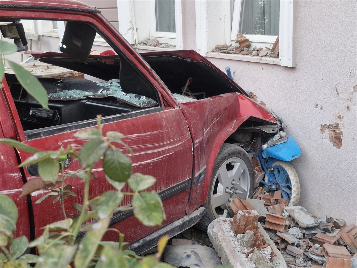 Tokat'ın Erbaa ilçesinde otomobil ile elektrikli bisikletin çarpışması sonucu 3 çocuk yaralandı....