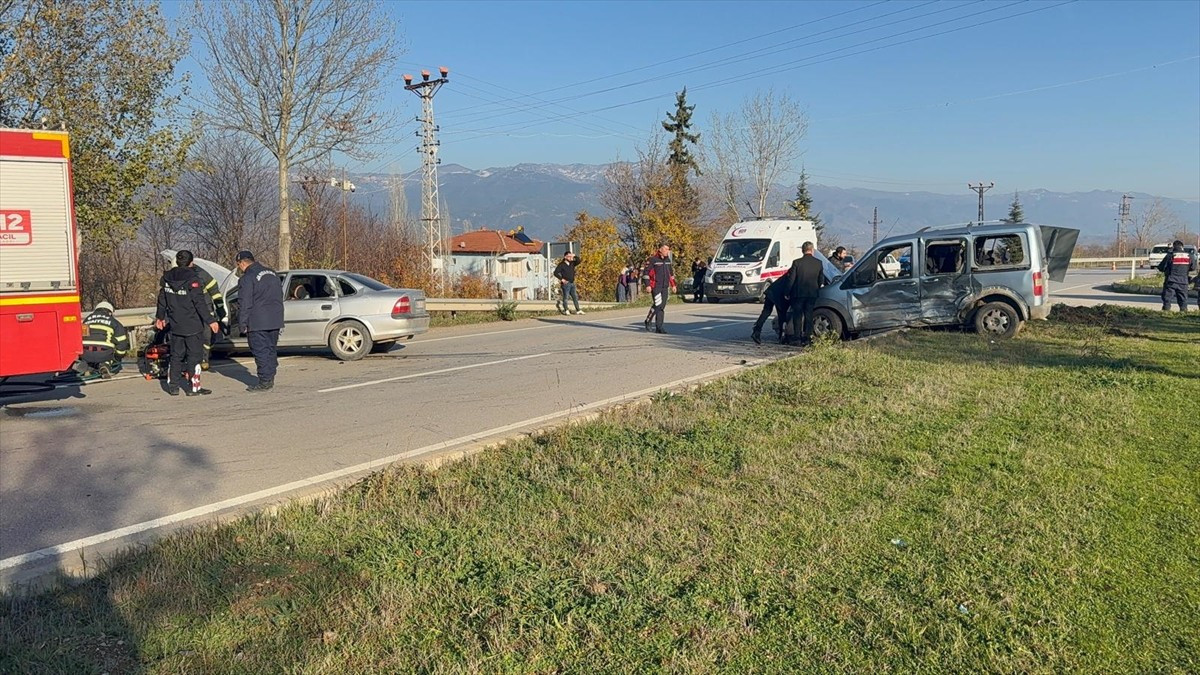 Tokat'ın Erbaa ilçesinde otomobil ile hafif ticari aracın çarpışması sonucu 3 kişi yaralandı. Kaza...