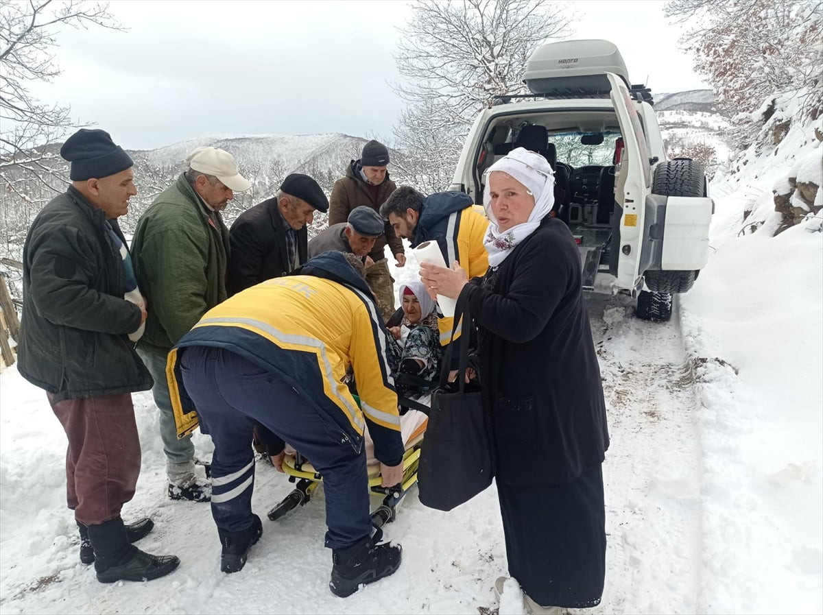 Tokat'ın Erbaa ilçesinde, rahatsızlanan 90 yaşındaki yaşlı kadın, kar nedeniyle ulaşıma kapanan...