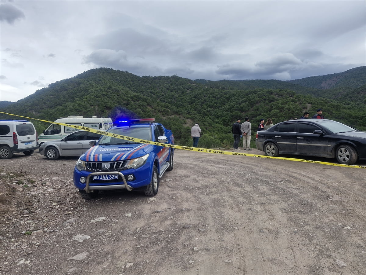 Tokat'ın Erbaa ilçesinde yaklaşık 100 metrelik uçurumdan yuvarlanan kişi yaşamını yitirdi. Erbaa...