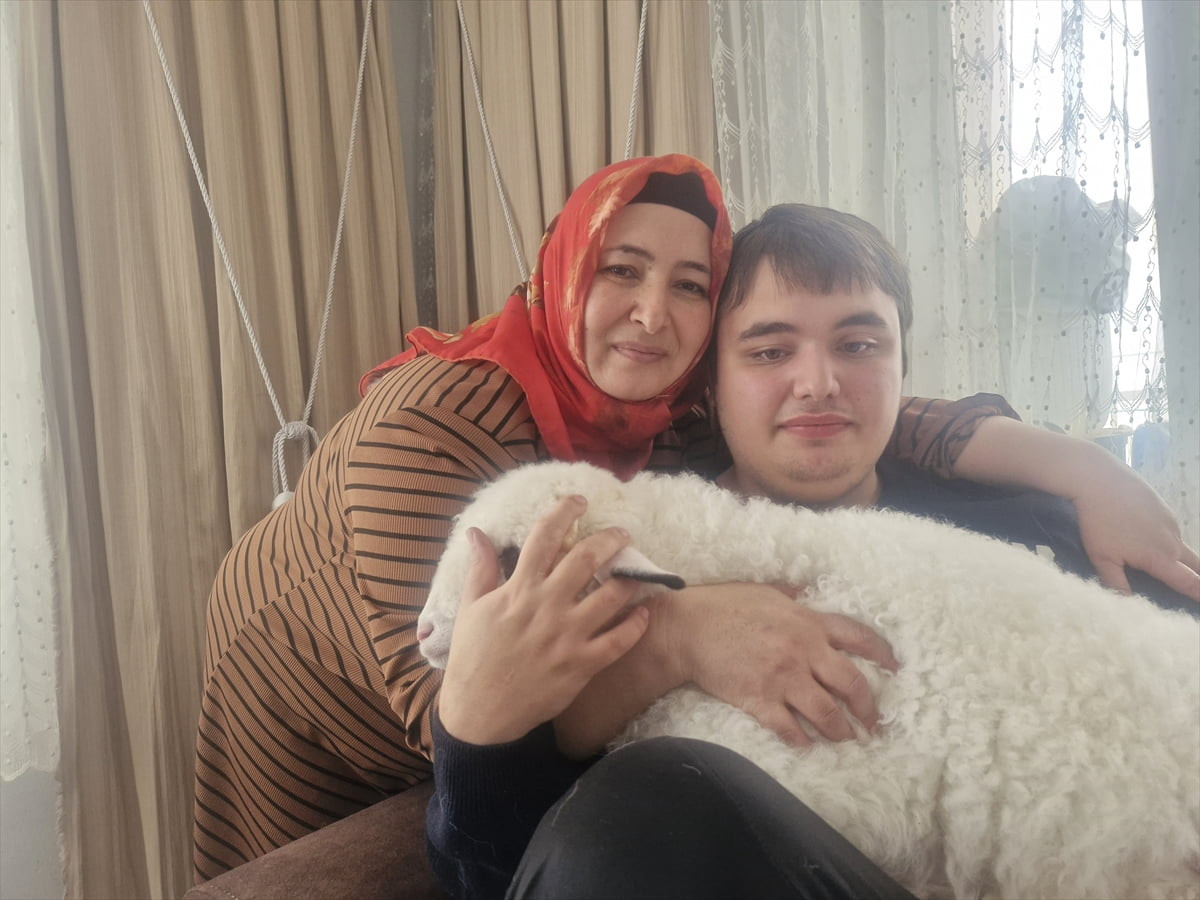 Tokat'ın Erbaa ilçesinde yaşayan Şulen ailesi otizmli oğullarının isteği üzerine aldıkları kuzuya...