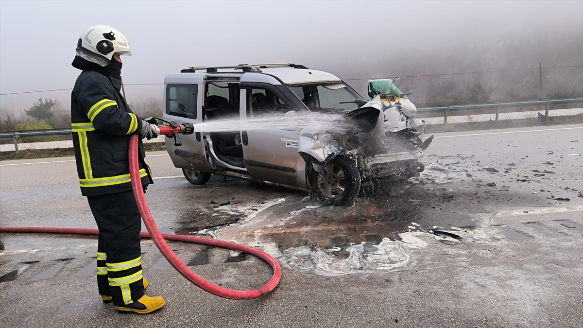 Tokat'ın Niksar ilçesinde hafif ticari araç ile tırın çarpışması sonucu 4 kişi yaralandı.