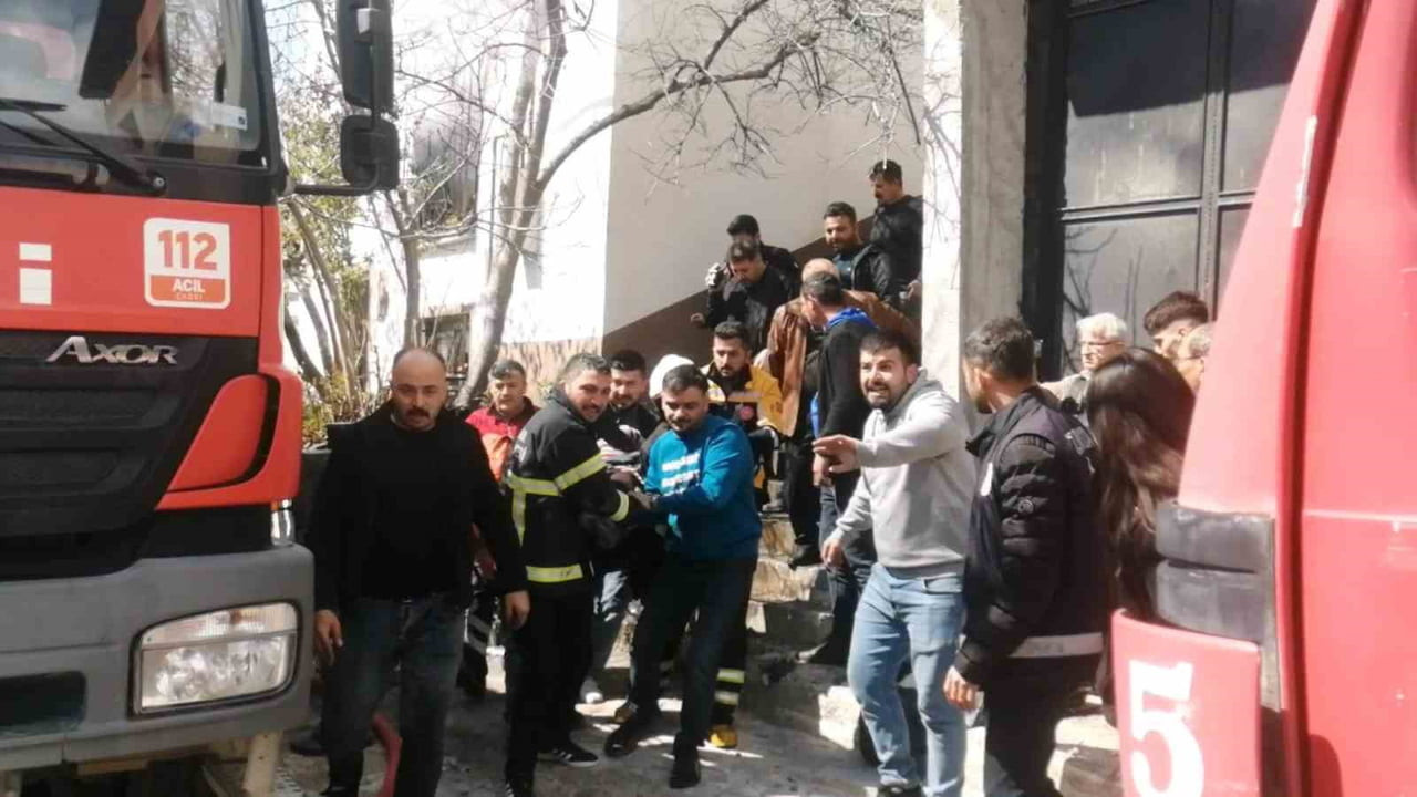 TOKAT'IN NİKSAR İLÇESİNDE İKİ KATLI BİR EVDE ÇIKAN YANGIN PANİĞE NEDEN OLDU.