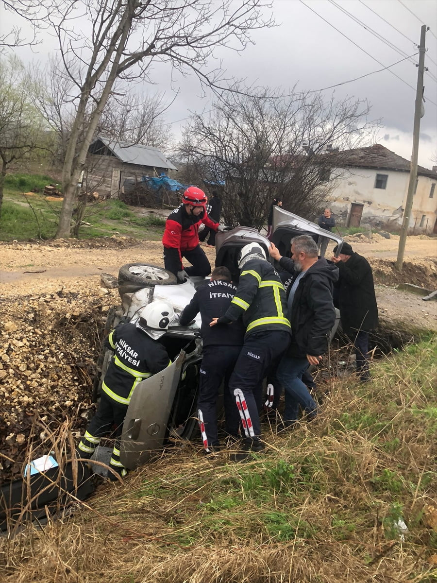 Tokat'ın Niksar ilçesinde kanala devrilen hafif ticari araçtaki 1'i bebek 3 kişi yaralandı....