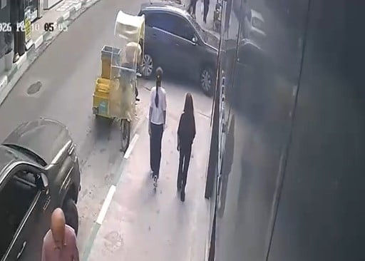 TOKAT'IN NİKSAR İLÇESİNDE KONTROLDEN ÇIKAN BİR OTOMOBİL, BİR İŞ YERİNE ÇARPTI. O ANLAR GÜVENLİK...