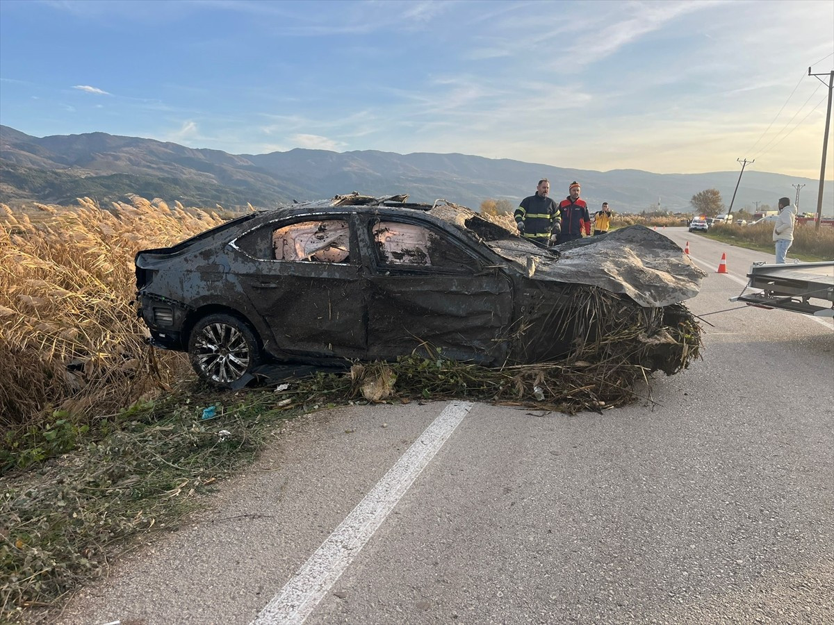  Tokat'ın Niksar ilçesinde otomobilin devrilmesi sonucu iki kişi hayatını kaybetti, bir kişi...