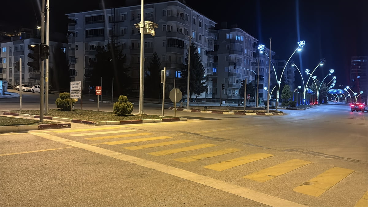 Tokat'ın Niksar ilçesinde saat 03.35'te 5,5 büyüklüğünde deprem meydana geldi. 