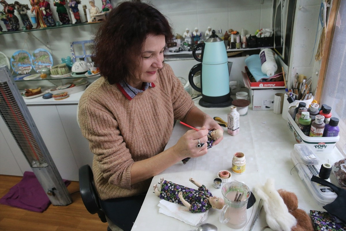 Tokat'ın Niksar ilçesinde yaşayan ev kadını Türkan Kestane, kişiye özel kitre bebekler yapıyor....