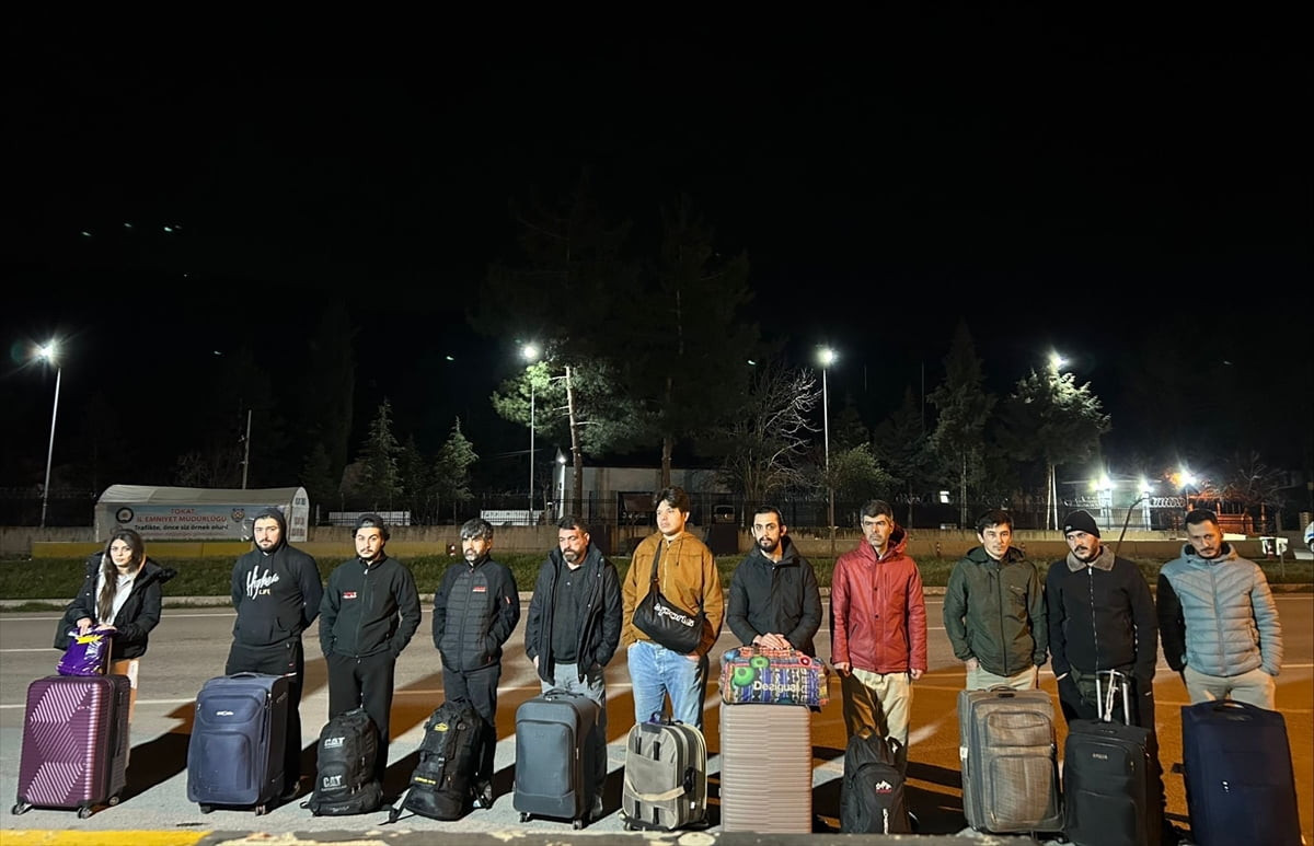 Tokat'ın Niksar ilçesinde yolcu otobüsünde 11 düzensiz göçmen yakalandı.