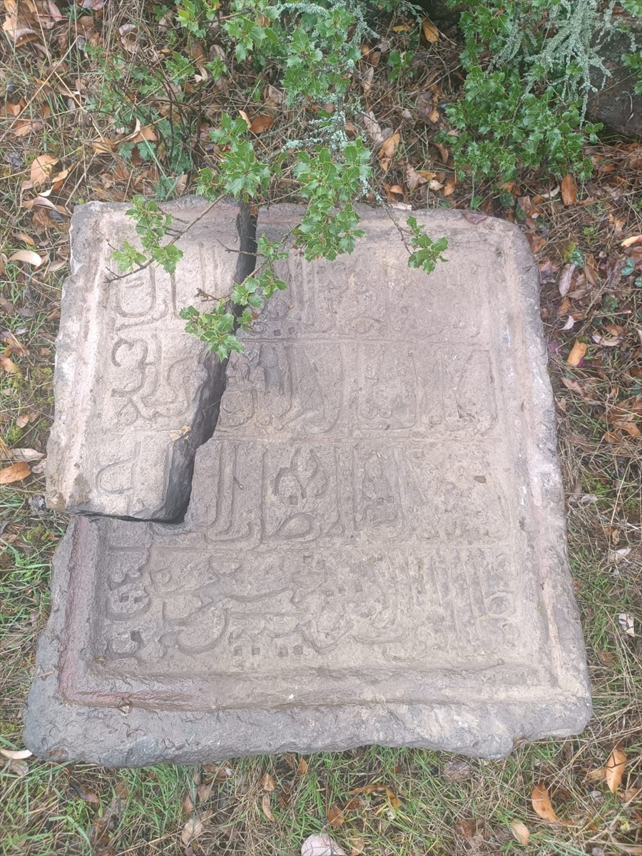 Tokat'ın Niksar ilçesindeki tarihi Cin Camisi'nin kayıp olan kitabesinin bulunduğu bildirildi.