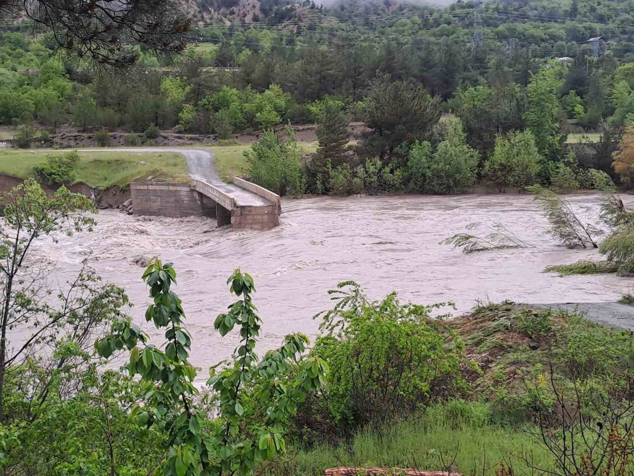 TOKAT'IN REŞADİYE İLÇESİNDE KELKİT ÇAYI'NDA YÜKSELEN SU SEVİYESİ NEDENİYLE BİR KÖPRÜDE KAYMA...