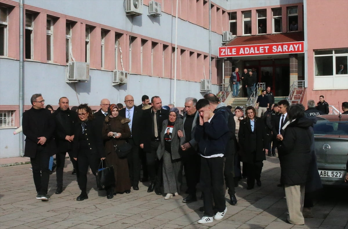 Tokat'ın Turhal ilçesinde 17 yaşındaki Berkay Melikoğlu'nu bıçakla öldürdüğü iddiasıyla yargılanan...
