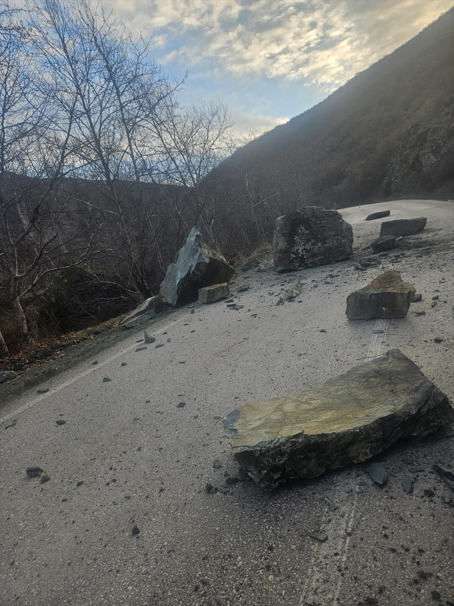 Tokat'ın Turhal ilçesinde heyelan nedeniyle kapanan yol, ekiplerin çalışması sonucu yeniden...