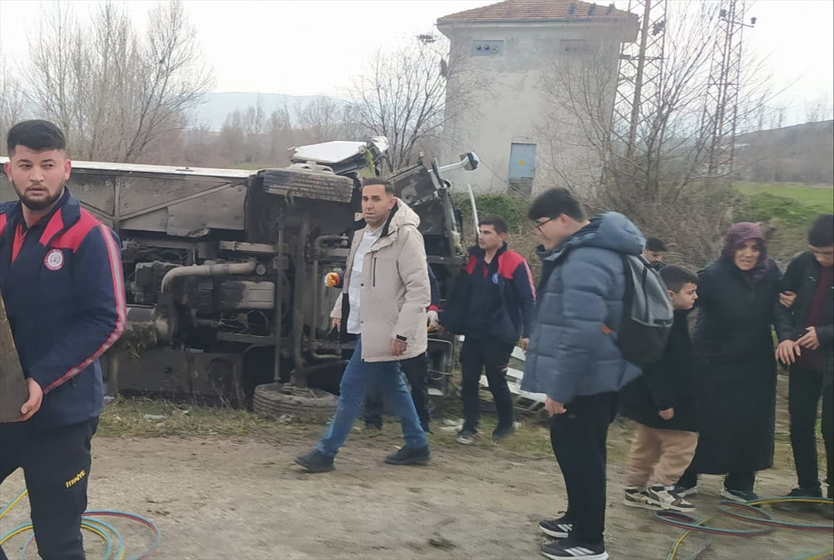 Tokat'ın Turhal ilçesinde öğrencileri taşıyan minibüs ile otomobilin çarpışması sonucu 22 kişi...