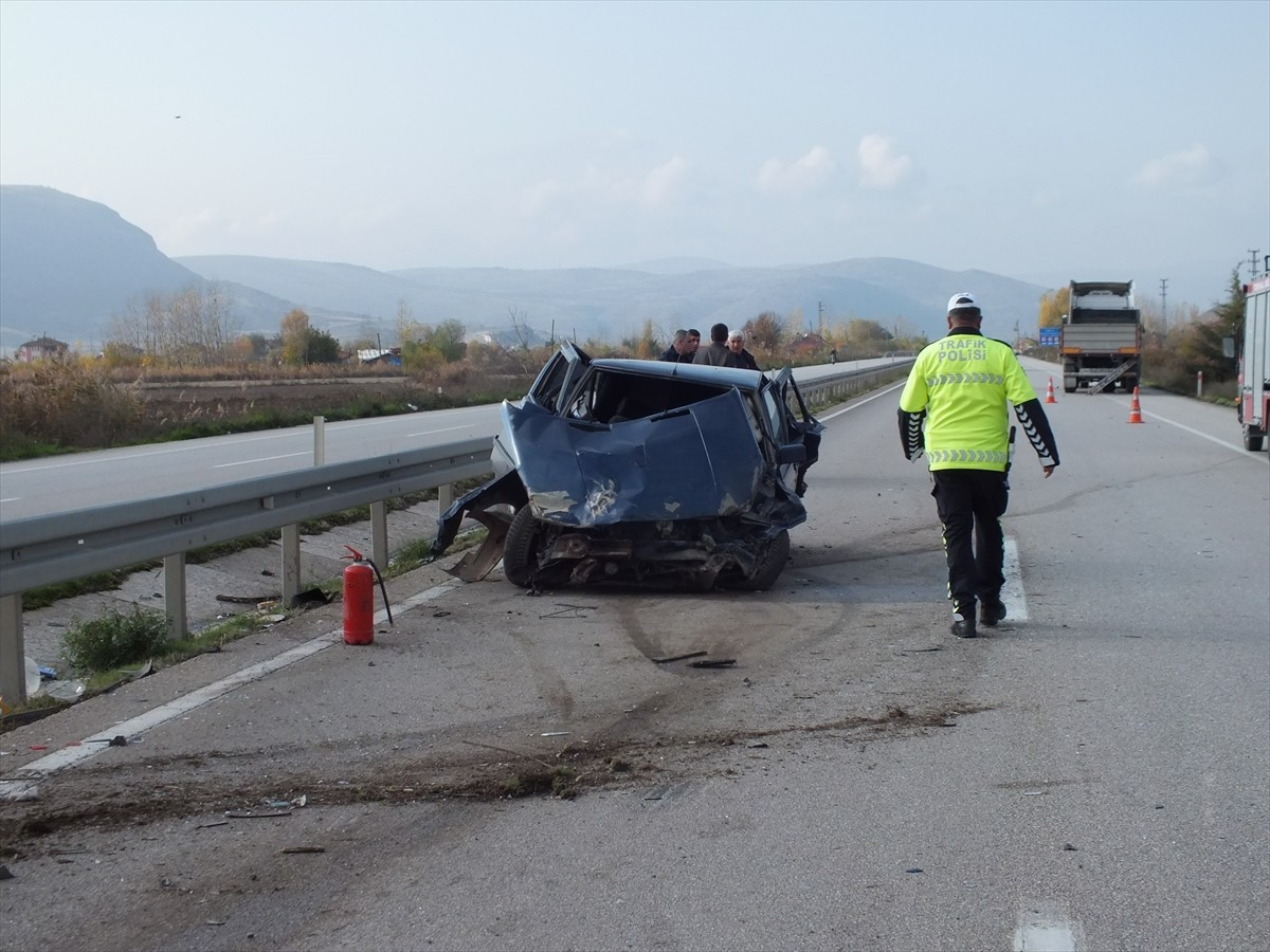 Tokat'ın Turhal ilçesinde otomobil ile tırın çarpışması sonucu 2 kişi yaralandı. Olay yerine polis...
