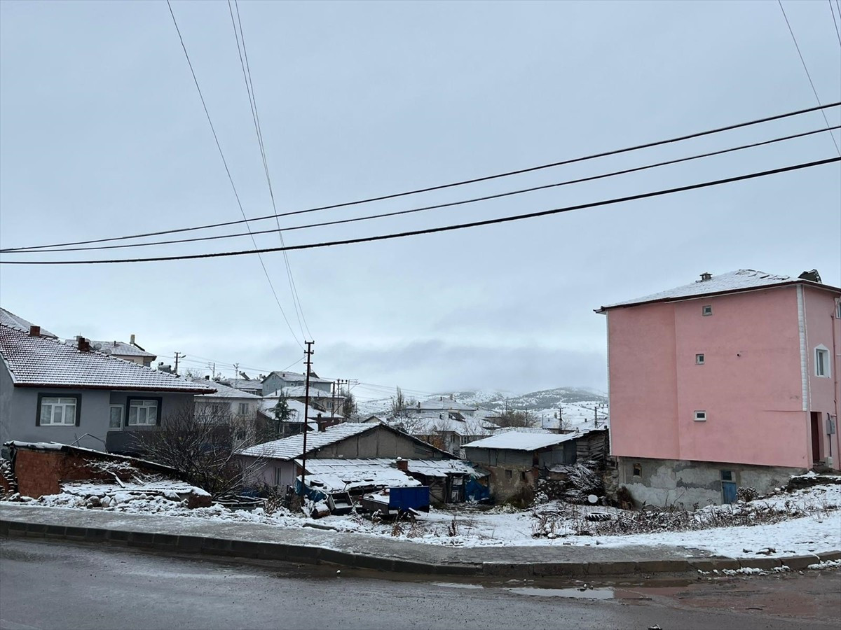 Tokat'ın yüksek kesimlerinde kar yağışı etkili oldu. Kentin yüksek kesimlerinde dün akşamdan...