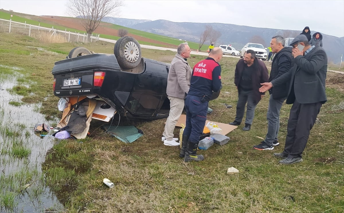 Tokat'ın Zile ilçesinde otomobilin tarlaya devrilmesi sonucu 3 kişi yaralandı.
