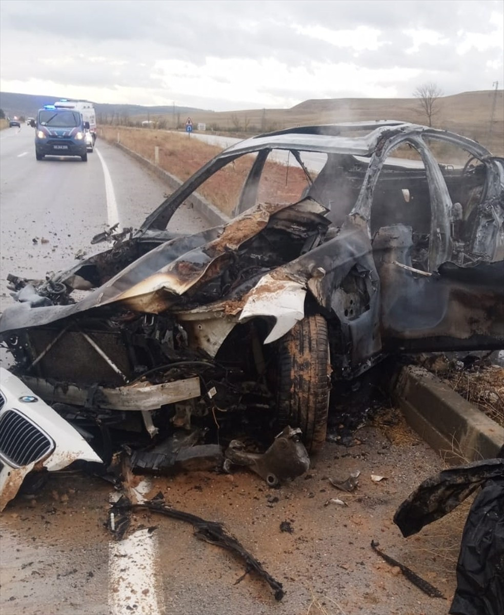 Tokat'ın Zile ilçesinde refüje çarptıktan sonra yangın çıkan otomobilin sürücüsü...