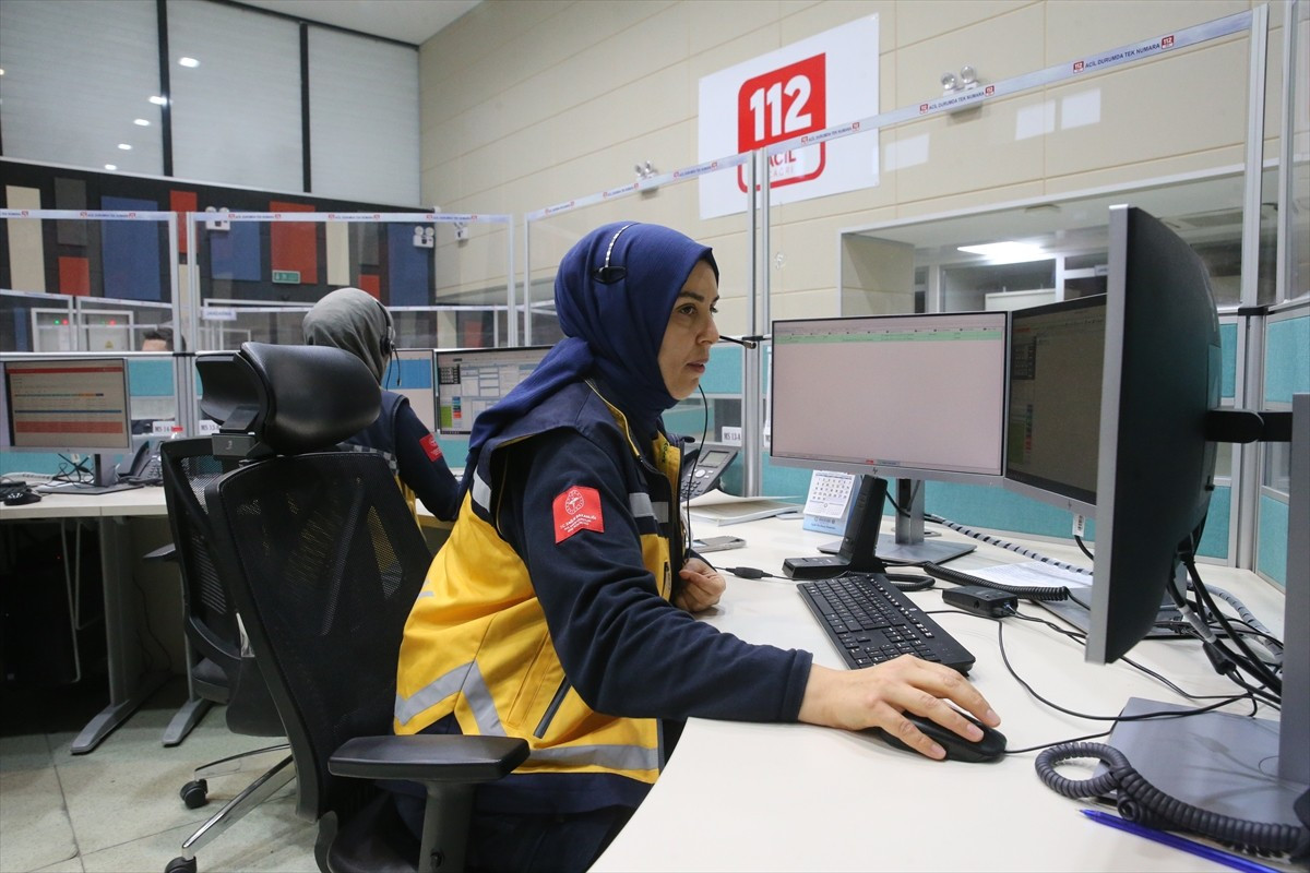 Tokat'ta 112 Acil Çağrı Merkezini arayarak 1 aylık bebeğinin nefes borusuna süt kaçtığını söyleyip...