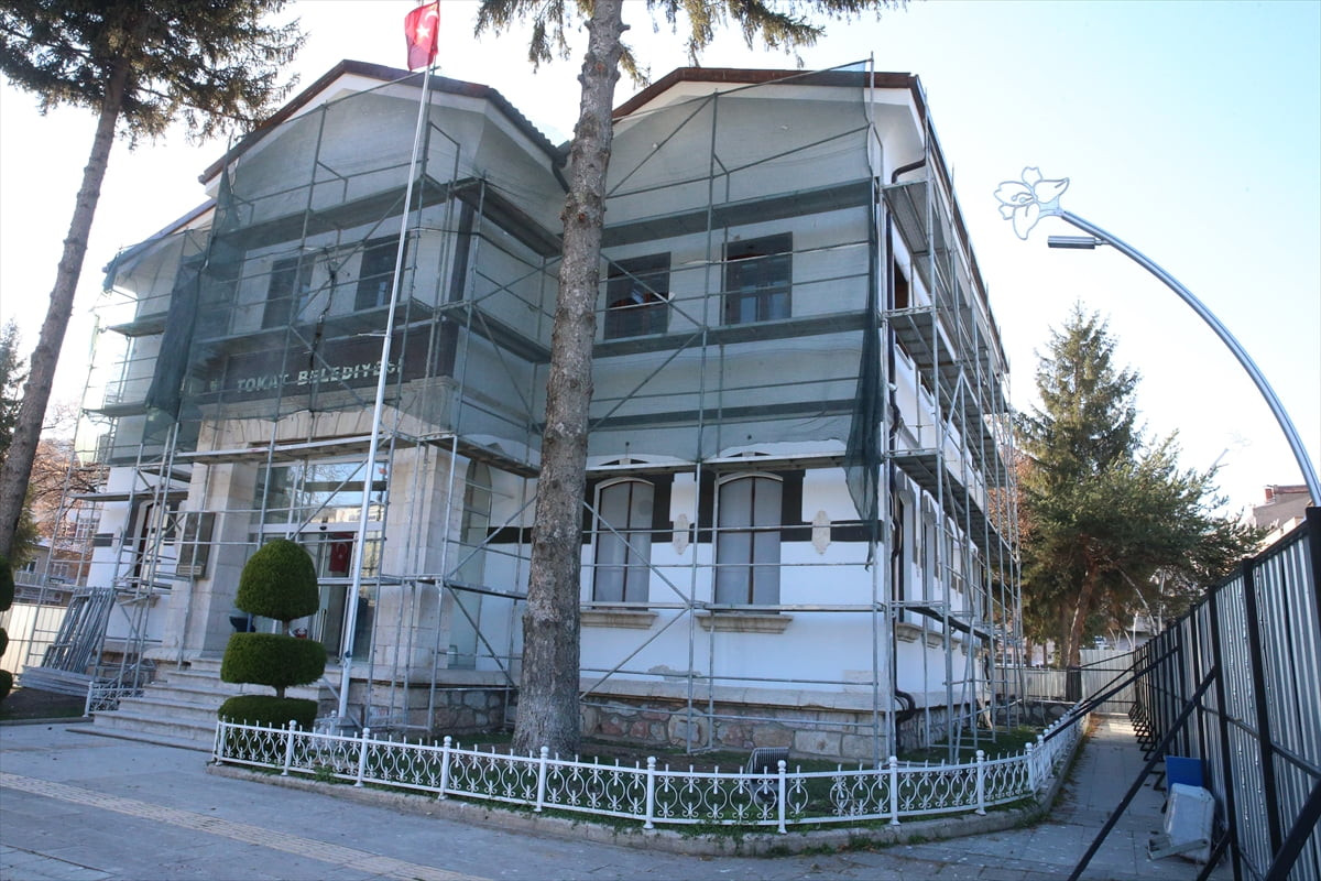 Tokat'ta belediye başkanlık makamı olan tarihi bina, yürütülen restorasyon çalışmasıyla gelecek...