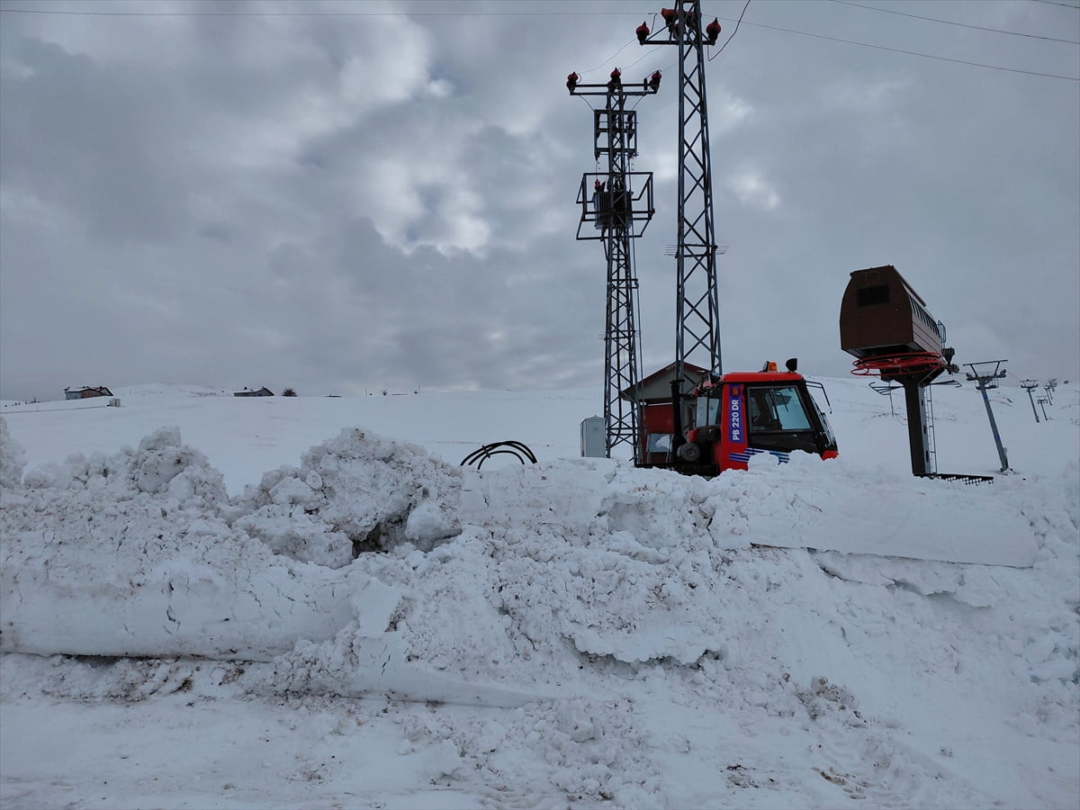 Tokat'ta bulunan Başçiftlik Kayak Merkezi sezona hazırlanıyor. İlçe merkezine 8 kilometre...